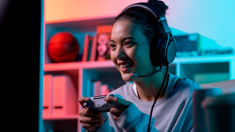gameuse avec un casque
